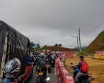 Un grupo de aproximadamente 40 manifestantes se tomó la vía Mar 1 este sábado para protestar. FOTO: CORTESÍA DENUNCIAS ANTIOQUIA