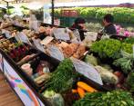 Entre Guatapé y Marinilla, en el Alto del Chocho, se encuentra por este puente el Mercado de Corazón organizado por Bancolombia para comprar alimentos de productores de la zona. FOTOS Cortesía Gabriel Ospina Cardona