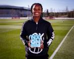 Linda Caicedo sosteniendo el premio NXNG del portal Goal. FOTO CORTESÍA GOAL