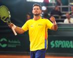 El colombiano Nicolás Mejía celebra el primer punto que le dio al país en la confrontación ante Gran Bretaña al vencer a Daniel Evans. FOTO CORTESÍA FEDECOLTENIS 