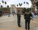 Con policías y personal de Emvarias y Espacio Público mejora el panorama en la Plaza Botero. FOTO esneyder guitiérrez
