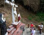 La comunidad dice que no ha dejado de acudir al sitio a orar y a rendirle tributo al Dios católico. FOTO esneyder gutiérrez