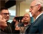 María Micaela Sierra, madre de una de las víctimas, aprovechó el acompañamiento del ministro en el funeral de su hijo para hacerle un duro reclamo por el atentado. FOTO: CAPTURA DE VIDEO