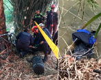 Los Bomberos de Envigado adelantaron la extracción del cuerpo sin vida y se lo entregaron a la Sijín. FOTO CORTESÍA BOMBEROS ENVIGADO