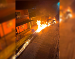 Los vecinos del barrio Borbollón de Segovia registraron en fotos y vídeos el momento en que el vehículo fue consumido por las llamas. FOTO: TOMADA DE TWITTER. 