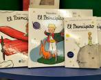 Ejemplares de la novela corta ‘El Principito’ del escritor y aviador francés Antoine de Saint-Exupéry. FOTO Efe