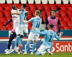 Riyad Mahrez, del Manchester City, celebra con sus compañeros después de anotar el segundo gol (tiro libre) de su equipo durante la semifinal de la Liga de Campeones. FOTO efe
