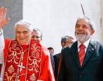 El presidente electo de Brasil publicó un mensaje refiriéndose a la muerte del papa emérito acompañado de esta imagen en la que aparecen ambos en 2007. FOTO: Cortesía.