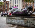 Una de las doce esculturas vandalizadas en la Plaza Botero. FOTO: Julio Herrera 