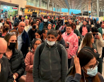 El Aeropuerto El Dorado colapsó en la mañana de este miércoles a raíz de un problema técnico en Migración. FOTO: Tomada de Twitter