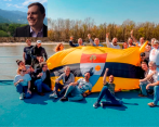 Esta es la bandera de Liberland ondeada por algunos de los sus autoproclamados ciudadanos. En el detalle está Randy Thompson, representante de ese supuesto país en Colombia. FOTO Cortesía