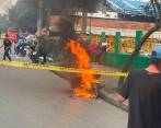 Así quedó la motocicleta incendiada en las afueras de la Plaza Minorista. FOTO: CORTESÍA