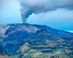 Según las autoridades, el mayor riesgo lo padecen las comunidades de los cinco municipios que se encuentran ubicados en un radio de 15 kilómetros del Nevado. FOTO: FUERZA AÉREA 