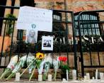 Los seguidores de Foo Fighters se reunieron a las afueras del hotel donde falleció Taylor Hawkins en Bogotá, para rendirle homenaje. FOTO GETTY.