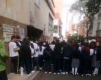 En la manifestación se estima que hicieron presencia unas 150 personas, entre estudiantes y padres de familia. FOTO: CORTESÍA