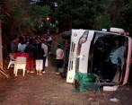 Así quedó el bus volcado en la vía de trocha de la vereda La Asunción, de Marinilla. FOTO: CORTESÍA