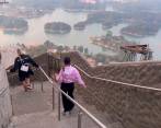 Este es el fragmento previo a la grabación del video para adultos en las escaleras de la piedra. FOTO: CAPTADA DE VIDEO