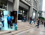 El hombre, identificado preliminarmente como Alexánder Obregón (fotodetalle), sería el responsable de los incidentes en el Palacio de Justicia José Félix de Restrepo, según los registros de las cámaras de seguridad . FOTOS: CORTESÍA
