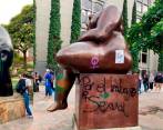 Así quedaron las esculturas de Botero después de la marcha del 8M. Foto: Cortesía. 