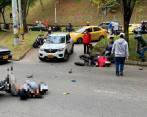 Los dos conductores de moto y el pasajero de una de ellas resultaron lesionados luego de la colisión. FOTO: CORTESÍA