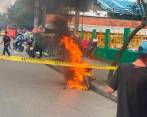En inmediaciones a la Plaza Minorista un joven incendió su moto porque iba a ser sancionado por el tránsito. FOTO cortesía