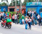 Filas de personas intentan comprar gas propano en el suroccidente del país. FOTO: Cortesía