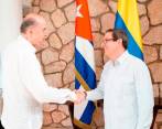 El canciller de Colombia, Álvaro Leyva, y el de Cuba, Bruno Rodríguez, se reunieron en Cuba en el marco de las conversaciones con el ELN. FOTO: CORTESÍA