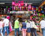 Por estos días las familias antioqueñas asisten a comprar sus regalos del 24. FOTO JAIME PÉREZ