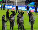 Parte de la barra se enfrentó con los policías en la tribuna. Foto: Jaime Pérez. 