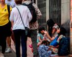 Esta imagen, de mujeres indígenas pidiendo dinero en compañía de sus niños, se ha vuelto frecuente en la calle 10 de El Poblado y otros sectores de la ciudad. FOTO: CAMILO SUÁREZ