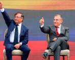 El actual presidente del Senado, Roy Barreras (derecha), aseguró que hechos como el restablecimiento de relaciones con Venezuela, “aplazan esa urgencia” de renovar la flota. FOTO: CORTESÍA