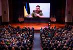 En cerca de 20 minutos, el presidente ucraniano Volodimir Zelenski les expuso a congresistas de Estados Unidos la guerra que han padecido por la invasión rusa a su país. FOTO AFP