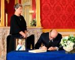 El ministro de Relaciones Exteriores, Álvaro Leyva, firmó el libro de condolencias de la reina Isabel II. FOTO: CORTESÍA