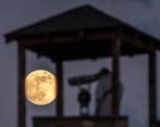 Así se ha empezado a ver la "superluna roja" de este miércoles en algunos lugares del planeta. FOTO EFE