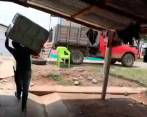 En un video publicado por Comunes se observa lo que parece ser el acarreo de los desplazados del Etcr de Mesetas. FOTO: CORTESÍA.