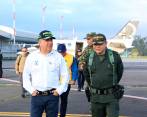 El ministro Guillemo Reyes al llegar a Cauca por la emergencia en la vía Panamericana en febrero pasado. Al fondo el avión de Cotecha FOTO: tomada de twitter