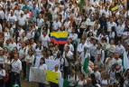 La Plaza de la Libertad, en La Alpujarra, se llenó de verde y blanco para pedir por la paz en el Bajo Cauca Antioqueño. Foto: MANUEL SALDARRIAGA QUINTERO.