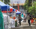 En la zona del río aún se ven contratistas de EPM afinando detalles en las conexiones de gas y de energía. Los toldos se protegen con plásticos o carpas. FOTO ESNEYDER GUTIÉRREZ