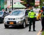 Personal de la Policía y de la Secretaría de Movilidad controlaba el tráfico en la vía a Santa Fe de Antioquia desde las primeras horas de la mañana. FOTO MANUEL SALDARRIAGA