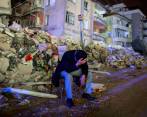 Un damnificado del terremoto de magnitud 6.3, en Turquía, el pasado 6 de febrero. Foto: EFE