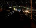 En uno de los pasos peatonales del puente de la Madre Laura, el cual conecta a Aranjuez y Castilla, se cuentan más de 30 luminarias dañadas.