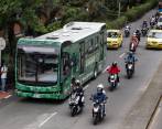 Los buses eléctricos ruedan por la ruta 0, entre Caribe y Belén La Palma. Se mueven por la avenida 80. FOTO MANUEL SALDARRIAGA.