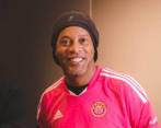 Ronaldinho portando la camisa del equipo por el que jugará en la Kings League. FOTO @KingsLeague