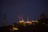 Eclipse lunar desde Barcerlona, España. FOTO: EFE