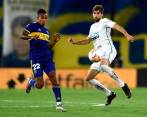 El antioqueño Sebastián Villa disputa el balón con Luan Peres de Santos, durante el juego por la semifinales de la Copa Libertadores. FOTO EFE