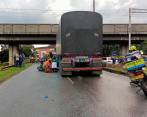 En el sector de la Macarena murió uno de los ocupantes de una moto arrollado por una tractomula. FOTO CORTESÍA