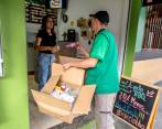 La asignación de los bonos se hará teniendo presente la cantidad de materiales aprovechables que logren reciclar, especialmente, botellas PET. Foto: Juan Antonio Sánchez