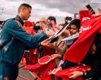 El futbolista portugués le regaló una camiseta firmada a la reina Isabel el año pasado. FOTO: TOMADA DE TWITTER @Cristiano