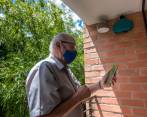 En su apartamento en Envigado, Juan Manuel Acevedo monitorea todo el tiempo, en la nube (parte superior del muro) la calidad del aire en su sector. FOTO CAMILO SUÁREZ