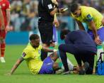 Neymar, atendido por los médicos. El jugador fue sustituido. FOTO: EFE